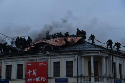 Москва.  Пожарные  во время тушения пожара на крыше одного из корпусов Государственного музея имени Пушкина, где располагается музей личных коллекций.