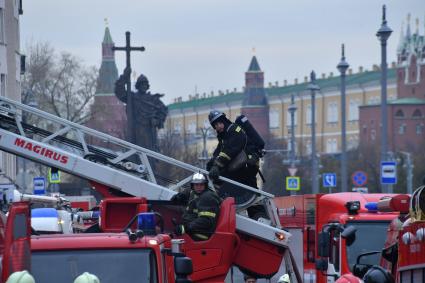 Москва.  Пожарные  во время тушения пожара на крыше одного из корпусов Государственного музея имени Пушкина, где располагается музей личных коллекций.