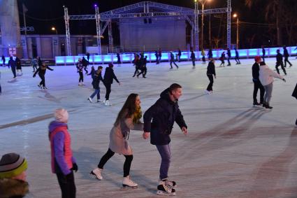 Москва. Посетители  на катке `Лед` в парке `Сокольники`.