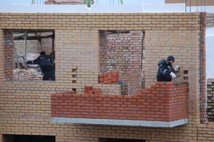 Красноярск.  Рабочие во время строительства жилого дома.