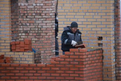 Красноярск.  Рабочий во время строительства жилого дома.