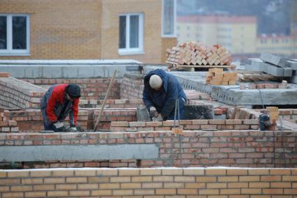 Красноярск.  Рабочие во время строительства жилого дома.