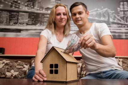 Челябинск. Молодой человек с девушкой  копят деньги на квартиру.