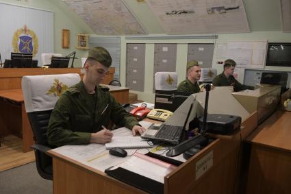 Бологое, пос.Озерный. Военнослужащие на дежурстве на боевом посту #1 командного пункта.