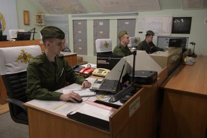 Бологое, пос.Озерный. Военнослужащие на дежурстве на боевом посту #1 командного пункта.