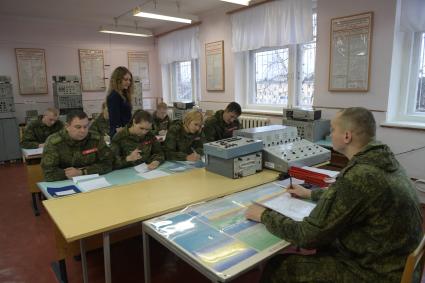 Бологое, пос. Озерный. Военнослужащие на занятиях в учебном классе.