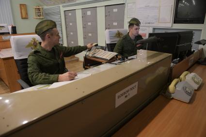 Бологое, пос.Озерный. Военнослужащие на дежурстве на боевом посту #1 командного пункта.