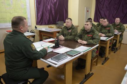 Бологое, пос.Озерный. Военнослужащие на занятиях в учебном классе.