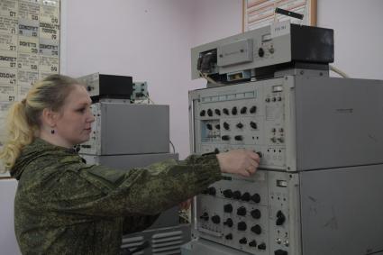 Бологое, пос. Озерный. Военнослужащие на занятиях в учебном классе.