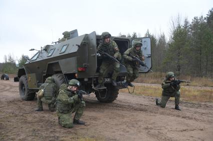 Бологое, пос.Озерный. Военнослужащие во время учений на полигоне.