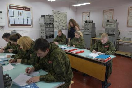 Бологое, пос. Озерный. Военнослужащие на занятиях в учебном классе.
