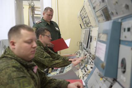 Бологое, пос.Озерный. Военнослужащие несут боевое дежурство на командном пункте.