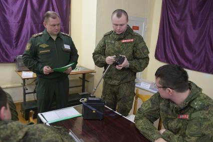 Бологое, пос.Озерный. Военнослужащие на практических занятиях в учебном классе.