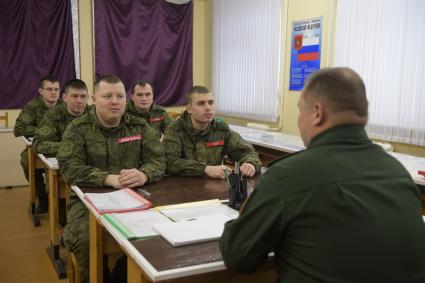 Бологое, пос.Озерный. Военнослужащие на занятиях в учебном классе.