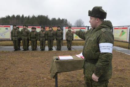 Бологое, пос.Озерный. Солдаты на учебных занятиях.