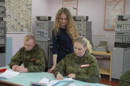 Бологое, пос. Озерный. Военнослужащие на занятиях в учебном классе.