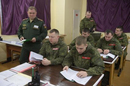 Бологое, пос.Озерный. Военнослужащие на занятиях в учебном классе.