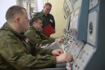 Бологое, пос.Озерный. Военнослужащие несут боевое дежурство на командном пункте.