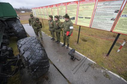 Бологое, пос.Озерный. Солдаты на учебных занятиях по замене колеса ракетного комплекса.