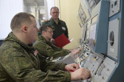 Бологое, пос.Озерный. Военнослужащие несут боевое дежурство на командном пункте.