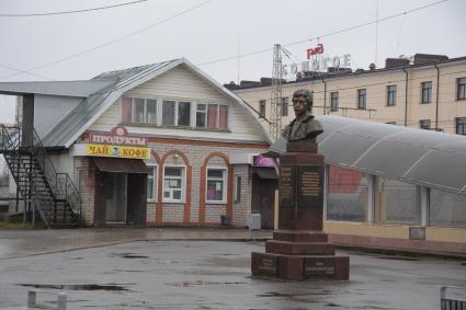 Бологое. Памятник Владимиру Высоцкому на привокзальной площади.
