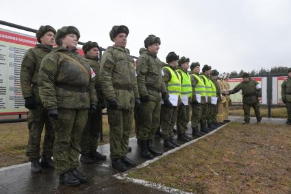 Бологое, пос.Озерный. Солдаты на учебных занятиях.