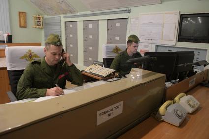 Бологое, пос.Озерный. Военнослужащие на дежурстве на боевом посту #1 командного пункта.