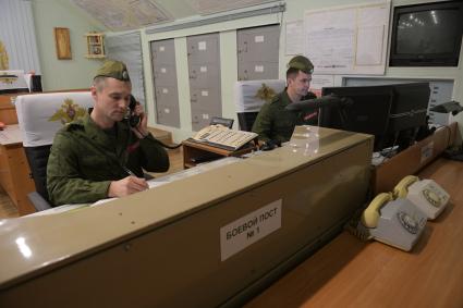 Бологое, пос.Озерный. Военнослужащие на дежурстве на боевом посту #1 командного пункта.