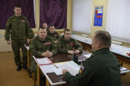 Бологое, пос.Озерный. Военнослужащие на занятиях в учебном классе.