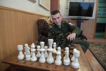 Бологое, пос.Озерный. Солдат срочник в комнате отдыха.