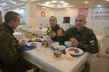 Бологое, пос. Озерный. Военнослужащие в столовой военной части РВСН.