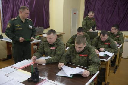 Бологое, пос.Озерный. Военнослужащие на занятиях в учебном классе.