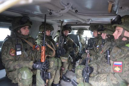 Бологое, пос.Озерный. Военнослужащие во время учений на полигоне.