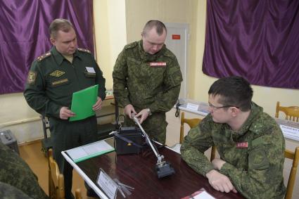 Бологое, пос.Озерный. Военнослужащие на практических занятиях в учебном классе.