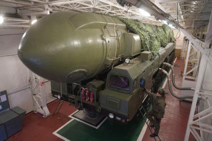 Бологое, пос.Озерный. Мобильный ракетный комплекс `Тополь`.