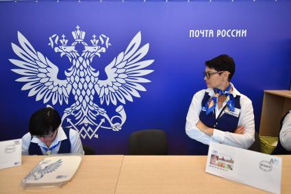 Москва. Сотрудницы  `Почта России`на   фестивале  Русского географического общества в Центральном доме художников на Крымском валу.