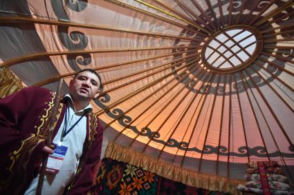 Москва. Участники программы `Жилища народов России` в рамках фестиваля Русского географического общества в Центральном доме художников на Крымском валу.