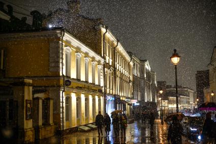 Москва.  Прохожие во время снегопада на Никитском бульваре.