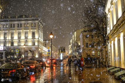 Москва.  Прохожие во время снегопада на Никитском бульваре.