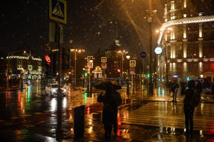 Москва.  Прохожие во время снегопада на Никитском бульваре.