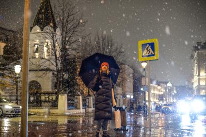 Москва. Девушка с зонтом во время снегопада на Никитском бульваре.