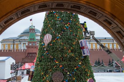 Москва. Украшение новогодней елки  возле ГУМа.