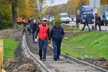 Москва. Посетители многофункционального миграционного  центра  у деревни  Сахарово.