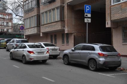 Москва.  Парковка для водителей-инвалидов.