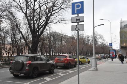 Москва.  Парковка для водителей-инвалидов.