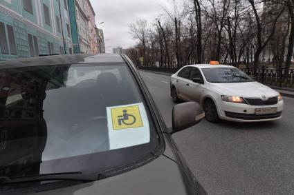 Москва. Автомобиль, припаркованный на стоянке для водителей-инвалидов.