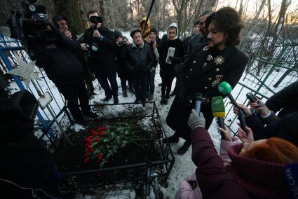 Екатеринбург. Певец Филипп Киркоров у могилы своего знаменитого прадеда Виктора Маниона - известного циркового артиста 19-20 века. Могилу Виктора Маниона нашли Уральские историки на Ивановском кладбище в Екатеринбурге