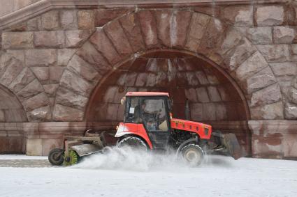 Москва. Снегоуборочная машина у высотного здания на Кудринской площади.