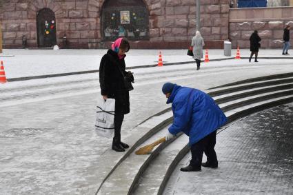 Москва. Дворник чистит ступени от снега у высотного здания на Кудринской площади.