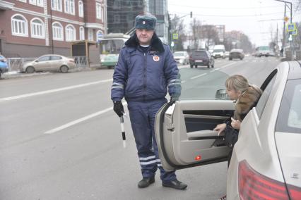 Тула. Судебные приставы совместно с сотрудниками ГИБДД провели рейд по выявлению должников на улицах города.